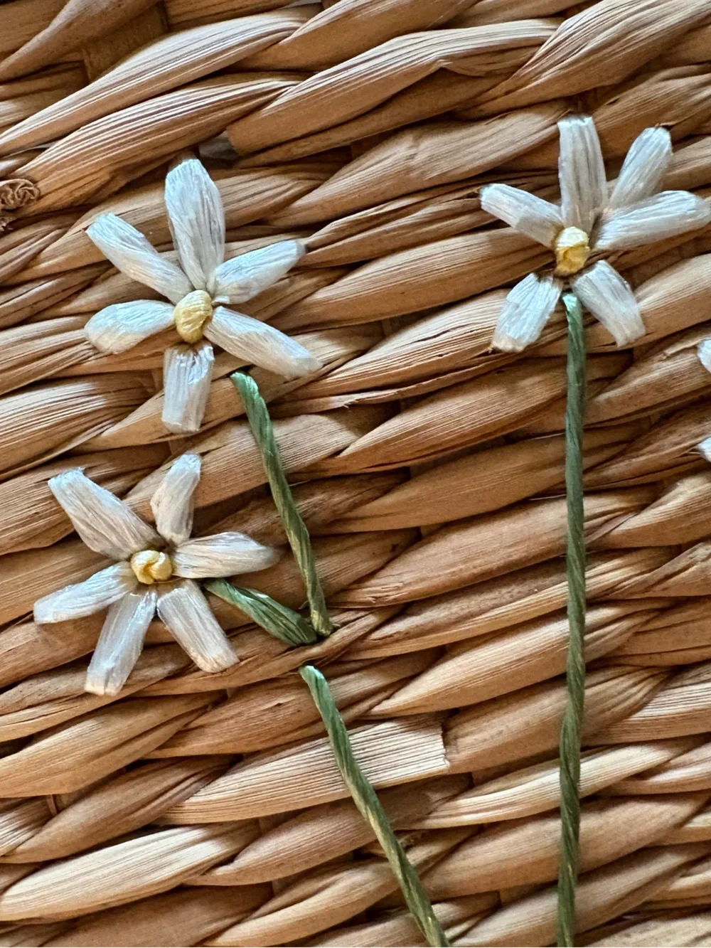 ADORABLE vintage natural woven seagrass basket with daisy floral embellishment